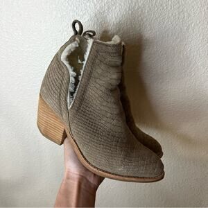 Jeffrey Campbell Orwell taupe textured Sherpa lined heeled booties boots 7